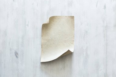 eski kağıt beyaz duvar üzerinde