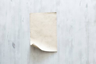 eski kağıt beyaz duvar üzerinde