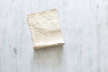 eski kağıt beyaz duvar üzerinde