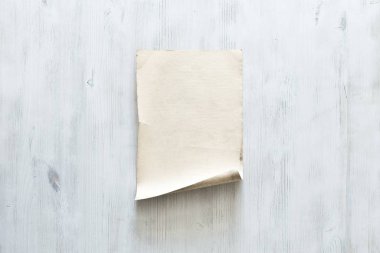 eski kağıt beyaz duvar üzerinde