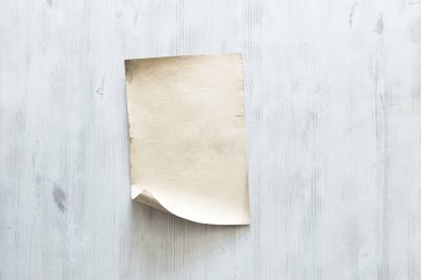 eski kağıt beyaz duvar üzerinde