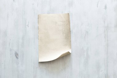 eski kağıt beyaz duvar üzerinde