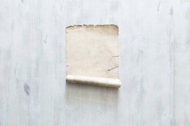 eski kağıt beyaz duvar üzerinde