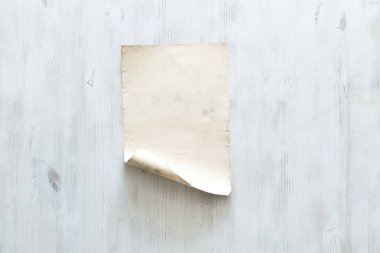 eski kağıt beyaz duvar üzerinde