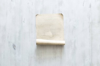 eski kağıt beyaz duvar üzerinde