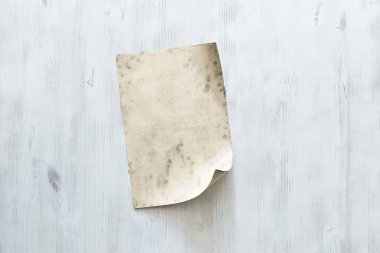 eski kağıt beyaz duvar üzerinde