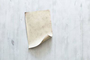 eski kağıt beyaz duvar üzerinde