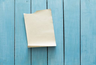 eski kağıt mavi duvar üzerinde