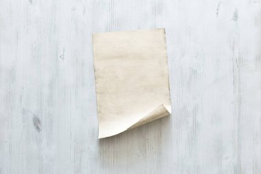 eski kağıt beyaz duvar üzerinde