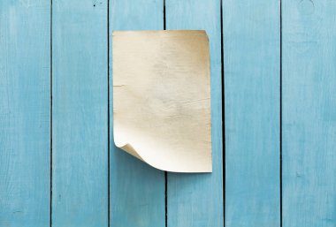 eski kağıt mavi duvar üzerinde