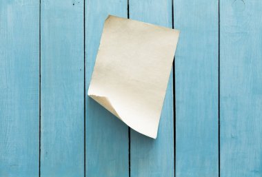 eski kağıt mavi duvar üzerinde