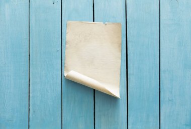 eski kağıt mavi duvar üzerinde