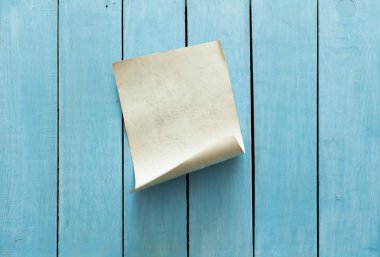 eski kağıt mavi duvar üzerinde