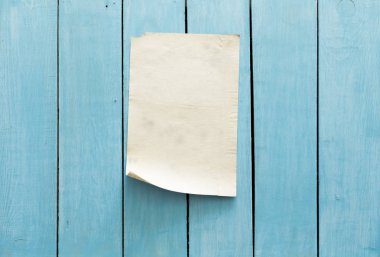 eski kağıt mavi duvar üzerinde