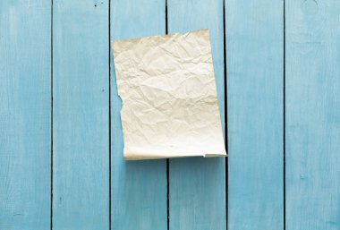 eski kağıt mavi duvar üzerinde