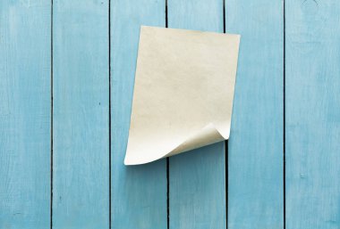 eski kağıt mavi duvar üzerinde