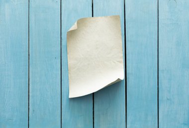 eski kağıt mavi duvar üzerinde