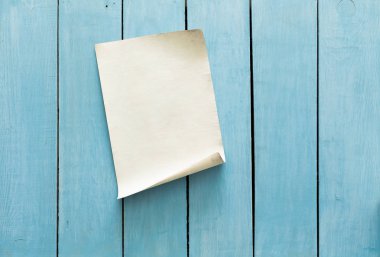 eski kağıt mavi duvar üzerinde