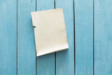 eski kağıt mavi duvar üzerinde