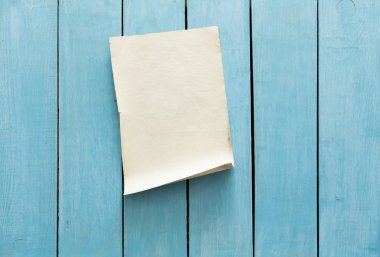 eski kağıt mavi duvar üzerinde