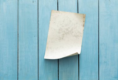 eski kağıt mavi duvar üzerinde
