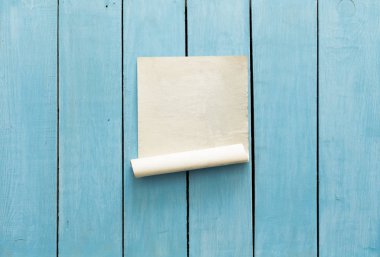 eski kağıt mavi duvar üzerinde