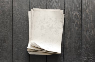 Eski kağıtlar yığını