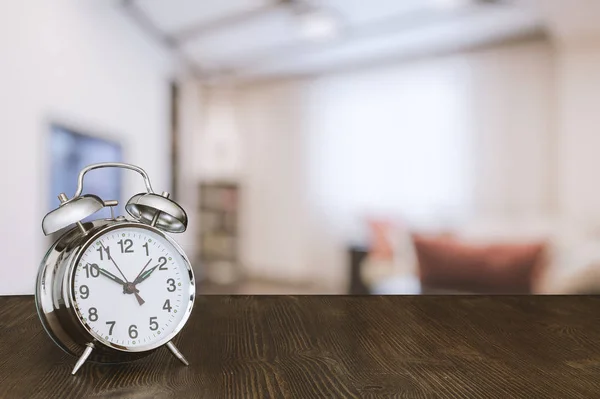 Reloj sobre mesa de madera —  Fotos de Stock