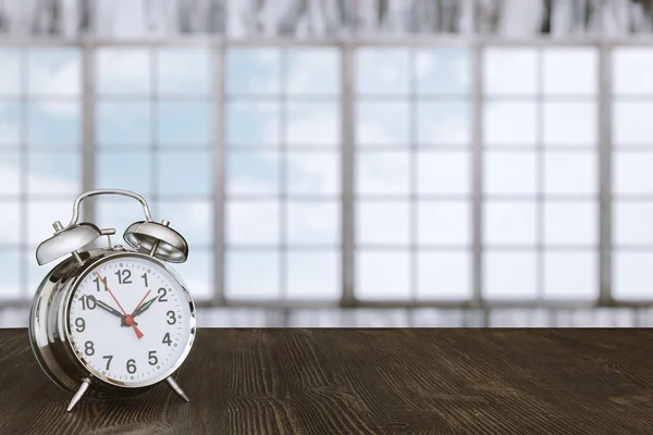 Reloj sobre mesa de madera —  Fotos de Stock