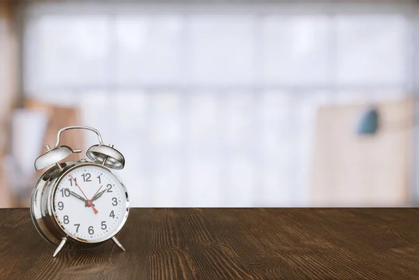 Uhr auf Holztisch — Stockfoto