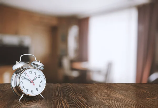 Reloj sobre mesa de madera —  Fotos de Stock