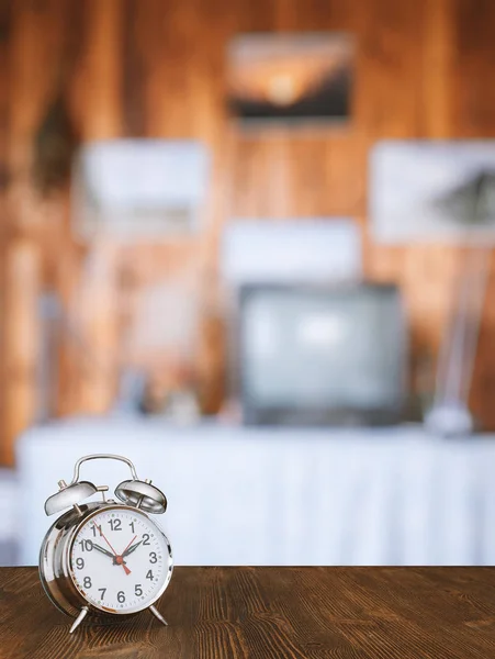 Часы на деревянном столе — стоковое фото