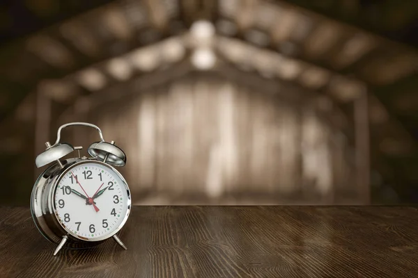 Orologio su tavolo in legno — Foto Stock