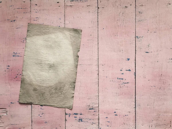 Бумага на розовом фоне — стоковое фото