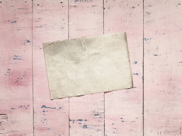 Papier op roze achtergrond — Stockfoto