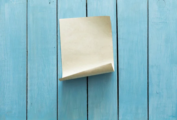 Oud papier op blauwe muur — Stockfoto