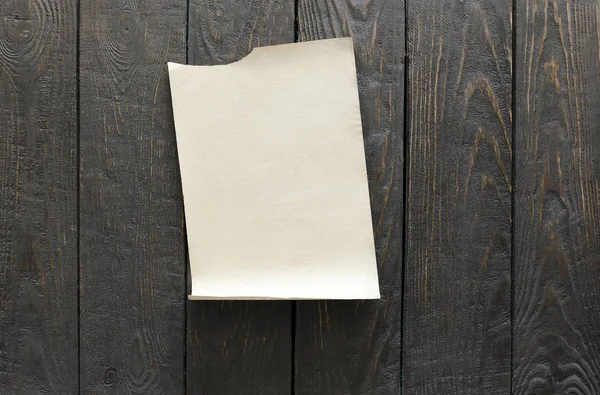 Старая бумага на деревянной стене — стоковое фото