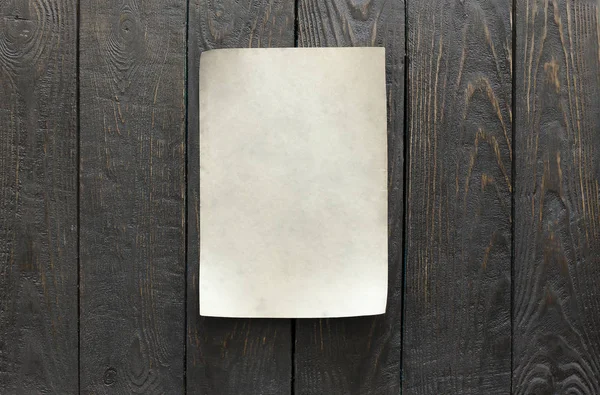 Papel viejo sobre pared de madera — Foto de Stock