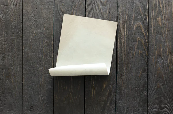 Altes Papier auf hölzerner Wand — Stockfoto