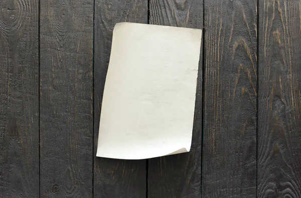 Oud papier op houten muur — Stockfoto