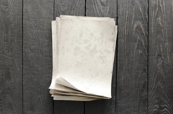 Eski kağıtlar yığını