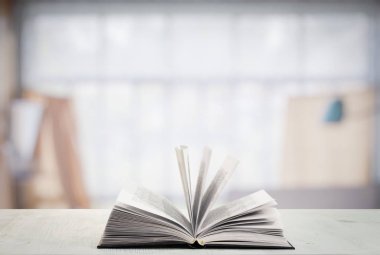 mutfakta yemek kitabı açın