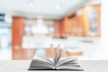 mutfakta yemek kitabı açın