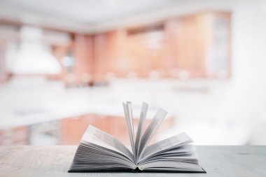 mutfakta yemek kitabı açın