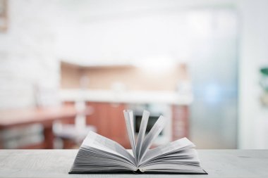 mutfakta yemek kitabı açın