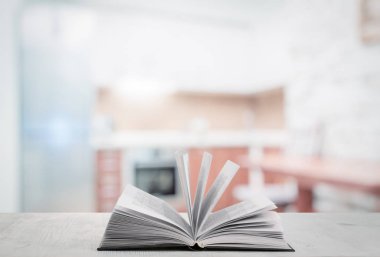 mutfakta yemek kitabı açın