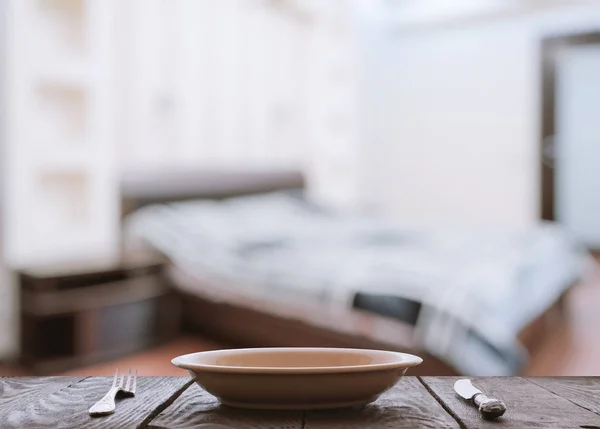 木桌上有叉子和刀片的空盘子 — 图库照片