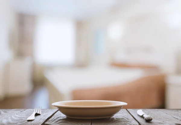 Üres tányér villával és késsel a fa asztalon — Stock Fotó