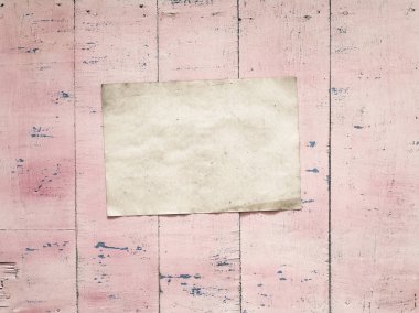 boş kağıt ahşap duvar üzerinde