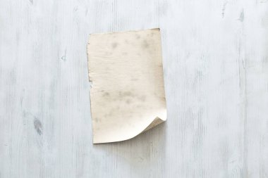 boş kağıt ahşap duvar üzerinde